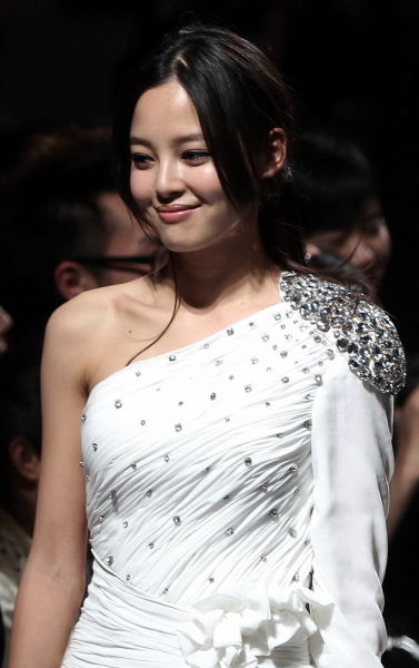 辛芷蕾优雅亮相大影节 白裙长曳婉约高贵(组图)