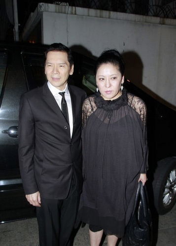 而今日导演高群书力挺周星驰是因为不善言辞和认真工作才会得罪别人.
