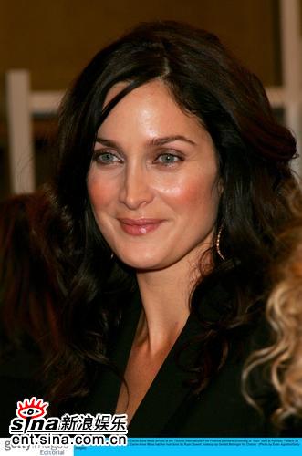 女主演凯莉·安妮·莫斯(carrie-anne moss)端庄亮相,男主演比利