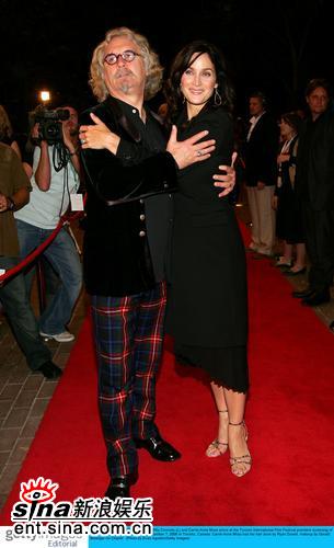 女主演凯莉·安妮·莫斯(carrie-anne moss)端庄亮相,男主演比利
