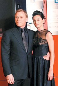女郎 丹尼尔·克雷格在《皇家赌场》里演绎了一个平凡的詹姆斯·邦德