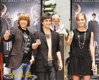 “哈利”丹尼尔为杂志拍照露两点野性十足(图)