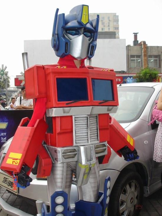 华星国际影城五周年店庆 变形金刚捧场(图)