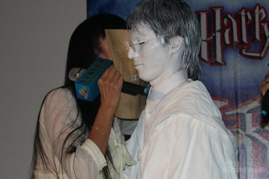 《哈利-波特与凤凰社》零点首映姚晨献吻(图)