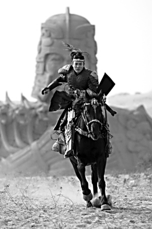 李连杰演秦始皇仗剑怒吼 造型与《英雄》相似