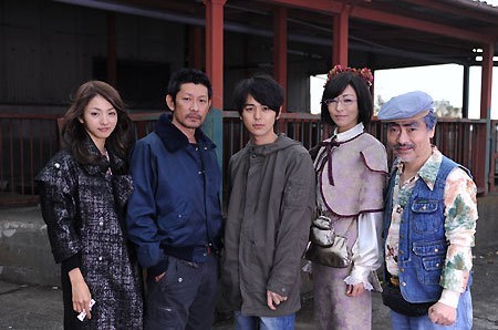 左起满岛光,永濑正敏,妻夫木聪,松雪泰子,我修院达也