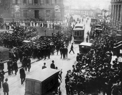 1912年4月,纽约,民众在等待泰坦尼克号的消息
