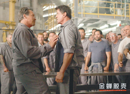 史泰龙和阿诺德-施瓦辛格联袂出演的电影《金蝉脱壳》发布中文版海报