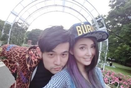 周杰伦早前公开与女友昆凌亲密照