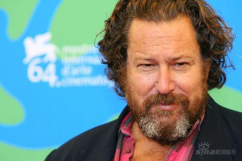 组图:电影《柏林》记者会 导演朱利安吞云吐雾