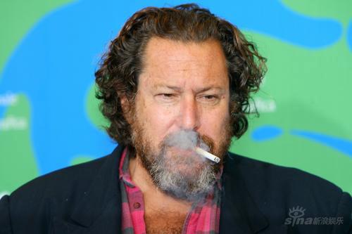 组图:电影《柏林》记者会 导演朱利安吞云吐雾