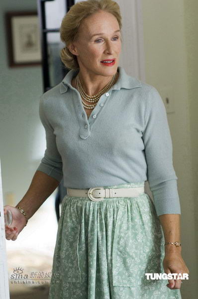 组图:出演《夜恋》金奖影后再度聚守共谱佳话