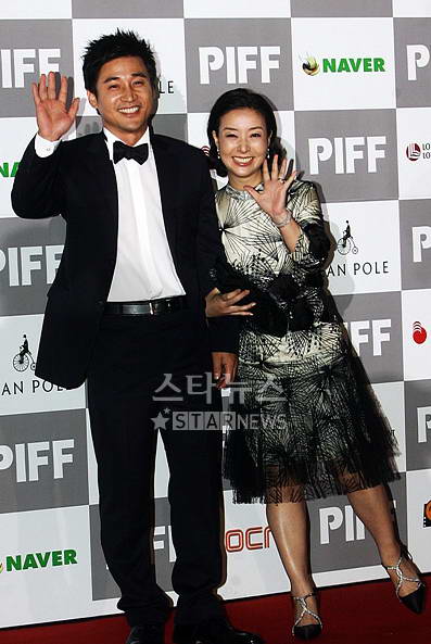 图文:釜山电影节红毯秀全鲁民金宝妍开心挥手