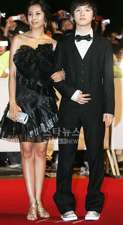 图文:金惠娜携金彗星亮相 黑色大花边礼服抢眼