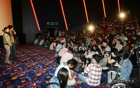 组图:《密阳》釜山见面会 影后全度妍人气火爆