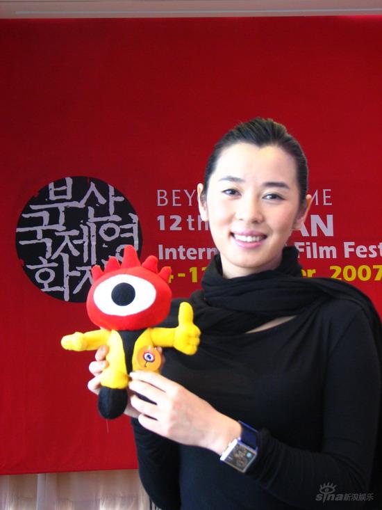 组图:釜山电影节闭幕记者会独家对话评委余男