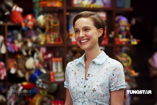 组图:娜塔莉-波特曼被赞气质脱俗 与玩具对戏