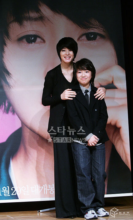 组图:《第11个妈妈》记者会 金慧秀母子情深
