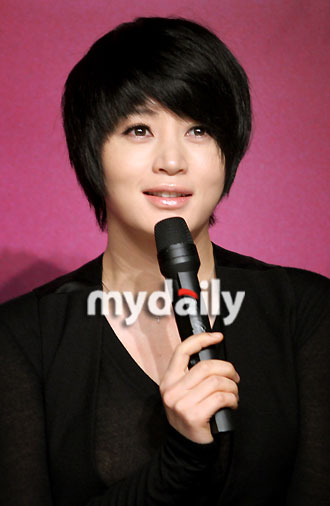 组图:《第11个妈妈》发布会 金慧秀激动含热泪