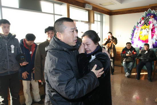 组图:导演王振杰追悼会举行 康洪雷等人送别