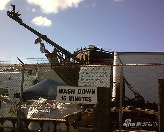 迪士尼片场外疑似《加勒比海盗4》的道具船