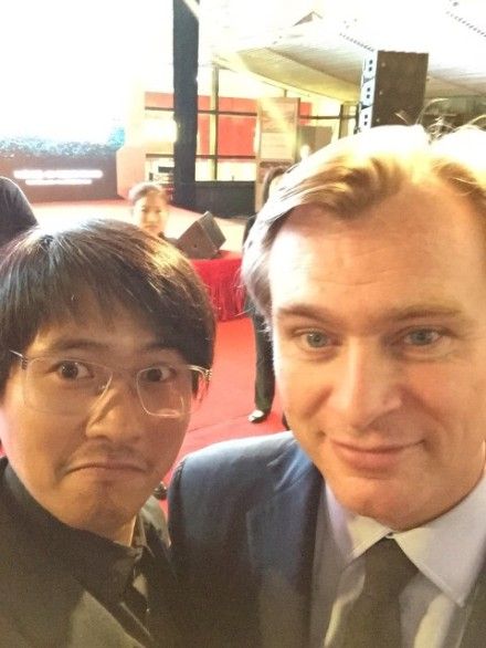 韩寒和偶像诺兰合影