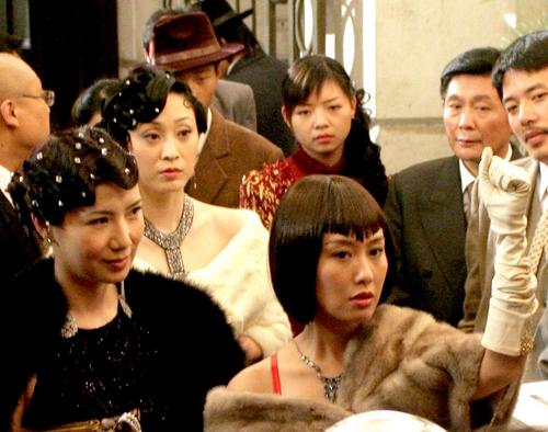 组图:《暴雨梨花》美女云集 关秀媚烟不离手