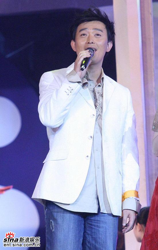 颁奖典礼现场,群星串烧歌曲助兴