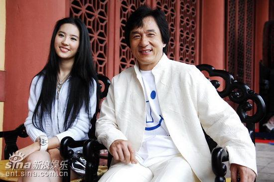 图文：对话成龙刘亦菲--成龙笑容满面