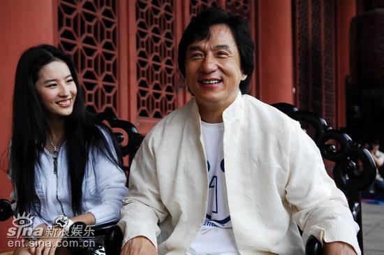 图文：对话成龙刘亦菲--成龙现场开玩笑