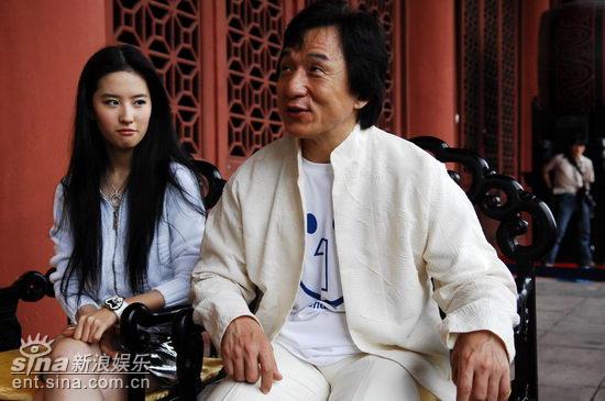 图文：对话成龙刘亦菲--刘亦菲“怒视”成龙