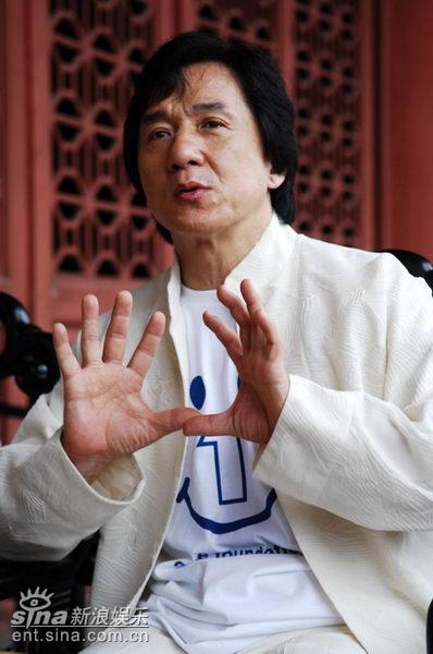 图文：对话成龙刘亦菲--成龙边说边做手势