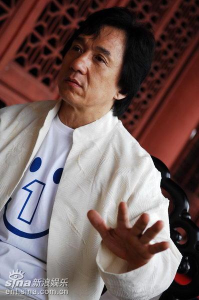 图文：对话成龙刘亦菲--成龙连连摆手