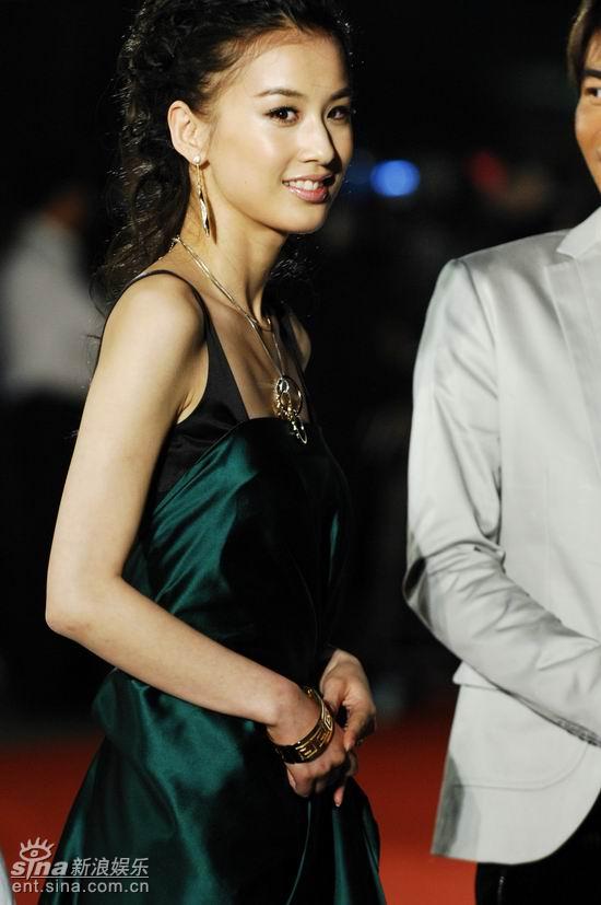 图文:上海电影节开幕--黄圣依侧脸迷人