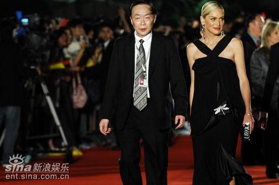 图文：上海电影节开幕--莎朗-斯通红毯顾盼生辉