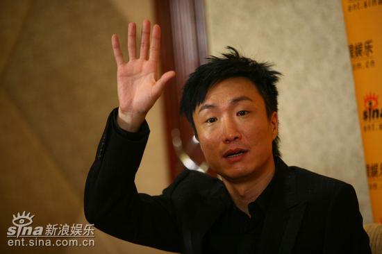 图文：《老港正传》主创聊天-郑中基挥手示范