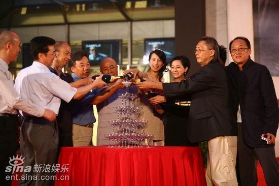 图文：《老港正传》首映--主创举杯相庆