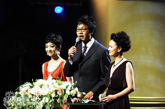 图文:上海电影节开幕仪式--三位主持人致词