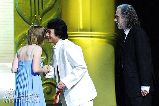 图文:上海电影节颁奖礼成龙颁奖祝贺获奖者
