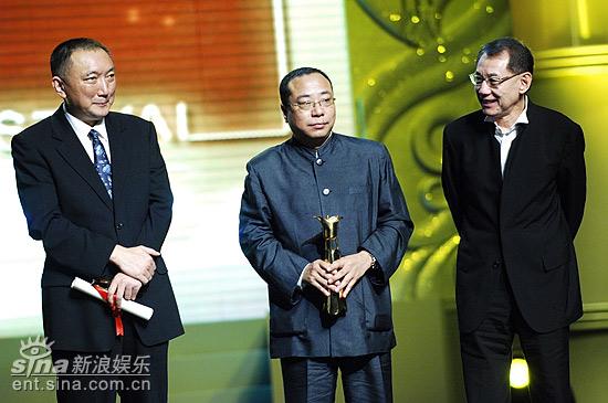 图文:上海电影节颁奖-韩三平尹力杨受成领奖