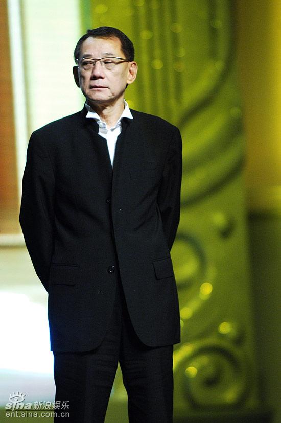 图文:上海电影节颁奖 英皇老板杨受成上台领奖
