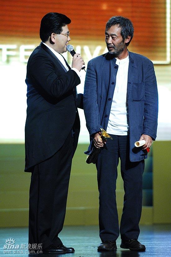 图文:上海电影节颁奖-主持人曹可凡采访田壮壮