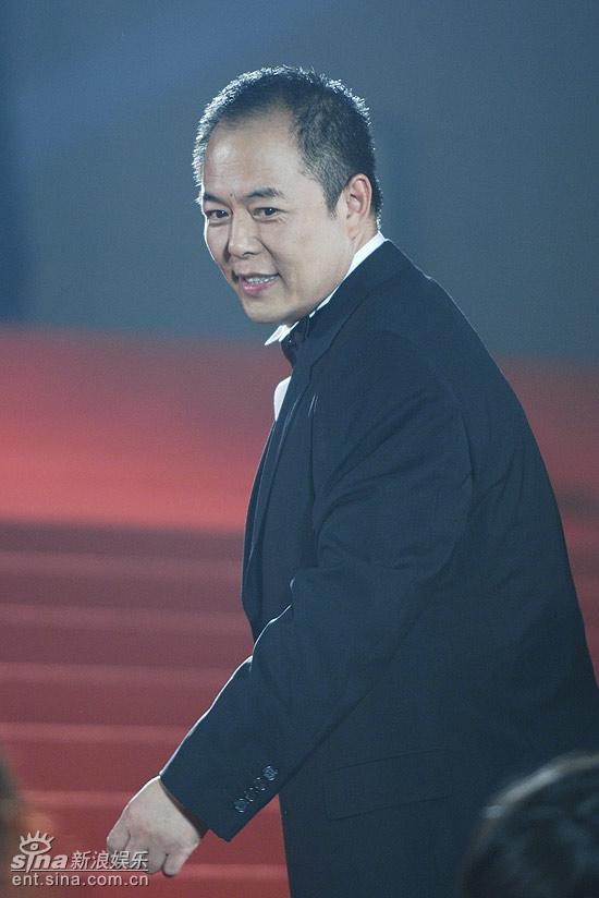 图文：张铁林上海电影节走红毯侧身和友人微笑