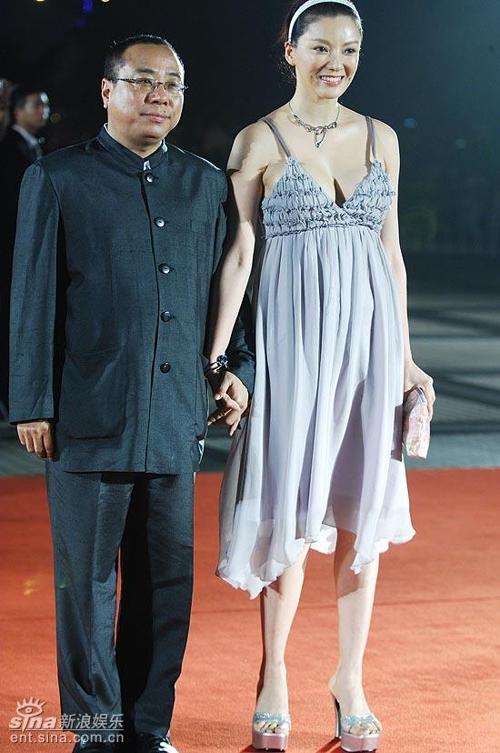 图文：导演尹力和性感女星彭丹携手踏上红地毯
