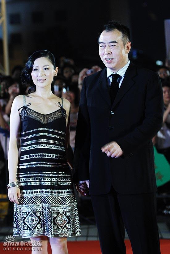 图文：评委会主席陈凯歌携夫人陈红亲密走红毯