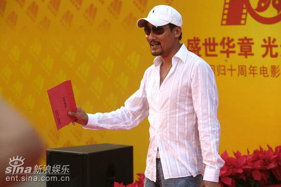 图文：庆香港回归晚会红毯--梁家辉手拿请柬
