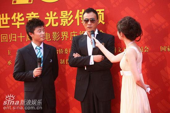 图文：庆香港回归晚会红毯--胡军接受采访