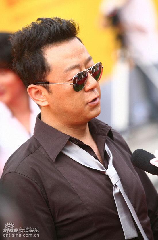 图文：庆香港回归晚会红毯--郭涛接受访问