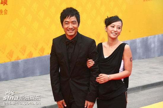 图文：庆香港回归晚会红毯--郝蕾手挽郭晓冬
