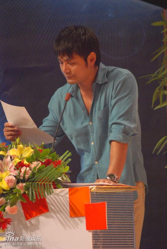 图文：影像节颁奖礼--邵兵颁最佳短片男演员奖